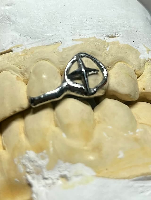 Silberner Sternbalken auf einem Gipsmodell